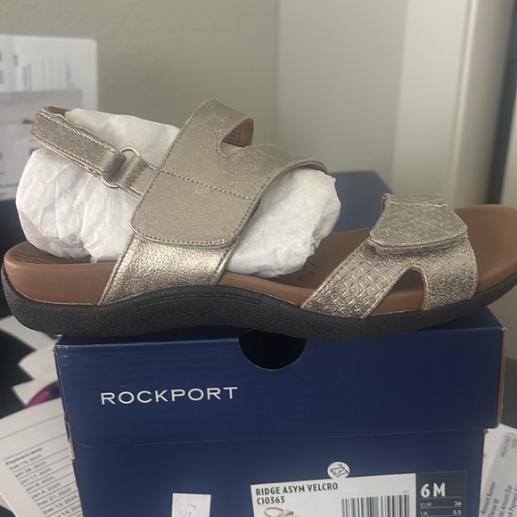 NWB Rockport Ridge Asym Velcro Sandal.   Size 6. Metallic - Picture 2 of 4
